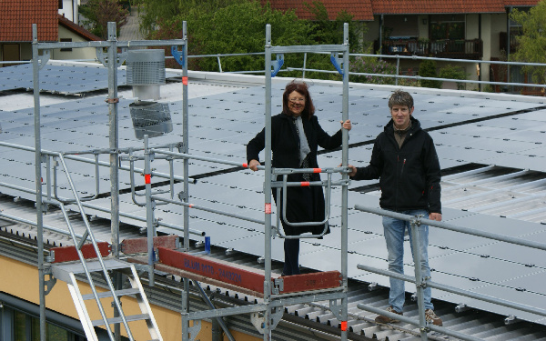 Landrätin Theresia Riedmaier und Jörg Schwaab von der Firma Sonnenfänger besichtigen die Photovoltaikanlage auf dem Dach des Gymnasiums Edenkoben